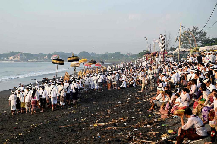 Melasti merupakan suatu upacara yang dilakukan oleh umat Hindu guna menyucikan atau membersihkan jagat (Bumi), menyucikan bhuana agung (alam semesta) beserta isinya sebelum dilaksanakannya tawur kesanga pada hari Pengerupukan yaitu sehari sebelum Nyepi.