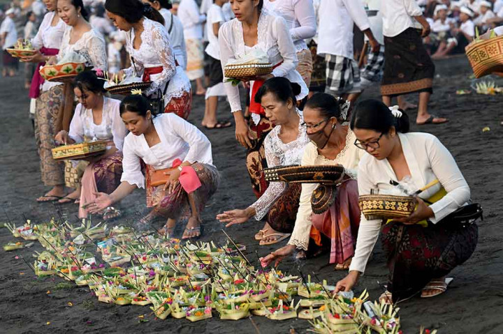 Sementara pada Hari Nyepi, pemeluk Hindu selama 24 jam melaksanakan Catur Brata Penyepian, meliputi amati geni (tidak menggunakan dan atau menghidupkan api), amati karya (tidak bekerja), amati lelungan (tidak bepergian), dan amati lelanguan (tidak menikmati hiburan).