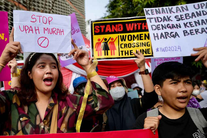 Mereka berkumpul di depan Kantor Badan Pengawas Pemilu (Bawaslu), Jakarta, untuk menyuarakan tuntutan berkaitan dengan kebijakan pemerintah untuk mendukung kekerasan dan perlindungan terhadap perempuan. Lebih jauh lagi mereka menekankan agar pemerintah mengesahkan RUU PPRT hingga implementasi Undang-Undang TPKS.