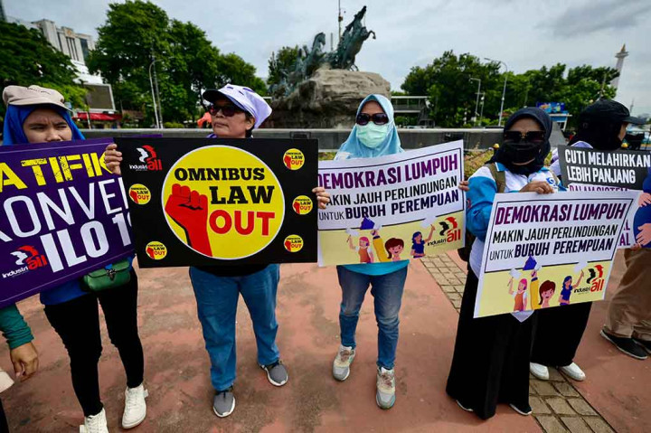 Perwakilan dari Institut Sarinah Eva Sundari mengungkapkan aksi perempuan turun ke jalan ini menjadi bentuk ekspresi yang terjadi saat ini yang tidak menguntungkan perempuan. Dirinya menyoroti angka kekerasan terhadap perempuan kian tinggi meskipin Undang-Undang TPKS sudah disahkan.