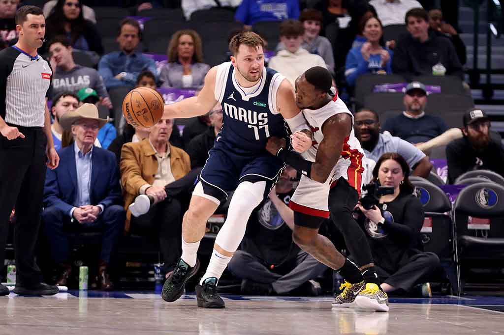 Doncic juga menjadi pemain NBA pertama dalam sejarah liga yang mencatatkan triple-double dengan 35 poin sebanyak empat kali secara beruntun. Doncic bermain 40 menit dengan memasukkan 12 bola dari 24 upaya tembakan secara keseluruhan, termasuk 7 tembakan tripoin dari total 13 percobaan.