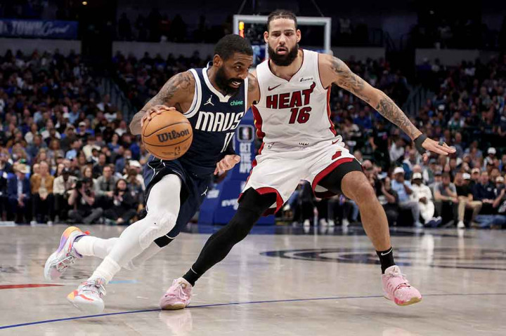 Kyrie Irving turut menambahkan 23 poin untuk Dallas Mavericks yang menghapus tiga kekalahan beruntun.