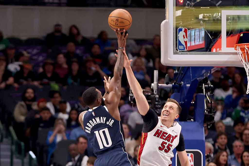 Sementara Duncan Robinson mencetak 19 poin, dan Jimmy Butler menyelesaikann laga dengan 14 poin.