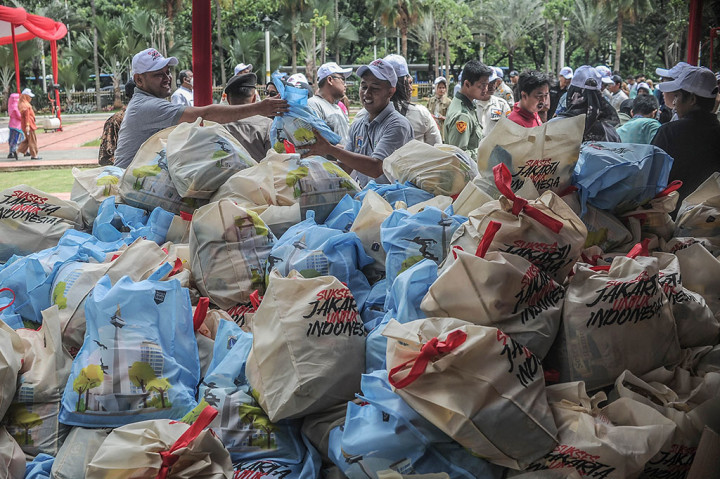 Para ASN DKI Jakarta membeli kupon paket sembako murah dengan harga Rp150 ribu dengan mendapatkan beras premium kemasan 5 kg, tepung terigu satu kilogram, gula pasir satu kilogram, minyak goreng dua liter, dan daging sapi satu kilogram.