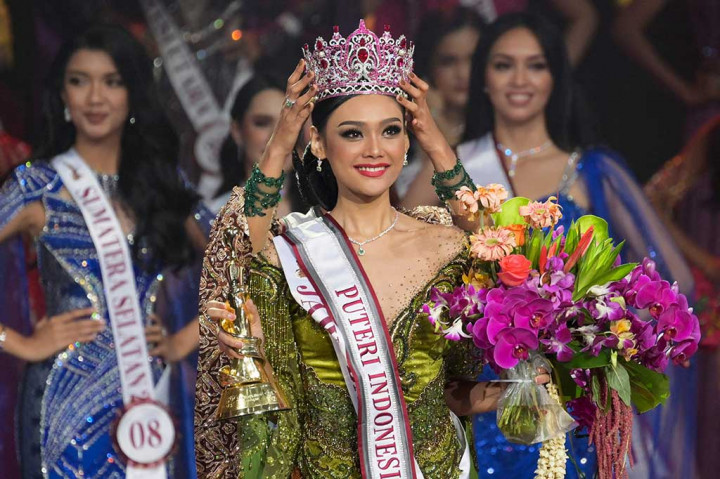 Tata merupakan gadis kelahiran Garut, 5 September 2003, dan kini tinggal di Kota Bandung. Dia merupakan mahasiswi S1 Teknik Lingkungan Itenas Bandung.