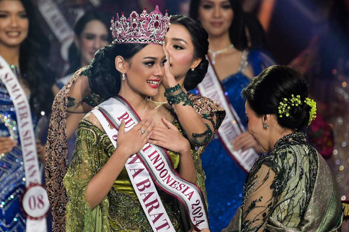 Tata, sapaan akrabnya, tak kuasa menahan haru saat mahkota Borobudur Merah disematkan di kepalanya oleh Putri Indonesia 2023, Farhana Nariswari.