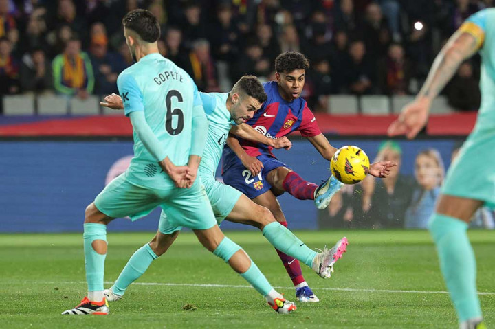 Barcelona akhirnya berhasil menjebol gawang Mallorca pada menit ke-73 lewat gol fantastis Lamine Yamal. Menerima bola di pinggir kotak penalti, pemain berusia 16 tahun itu kemudian menggocek Rodriguez dan melepaskan tembakan melengkung dengan kaki kiri yang menjebol gawang Rajkovic. Skor 1-0 untuk Barca.