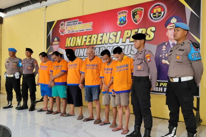 Keenam tersangka itu adalah AAR, FE, GER, CA, W, MA dikenai pasal 81 Undang-undang Perlindungan Anak dengan ancaman pidana penjara maksimal 15 tahun.