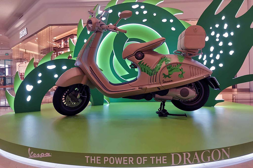 Vespa 946 Dragon merupakan produk edisi khusus dalam menyambut Tahun 2575 Kongzili yang memiliki shio Naga Kayu. Desainer di Italia ingin menggabungkan kekhasan mereka di jalan dengan naga yang dianggap memiliki kekuatan tak tertandingi dan dianggap sebagai pertanda kemakmuran.