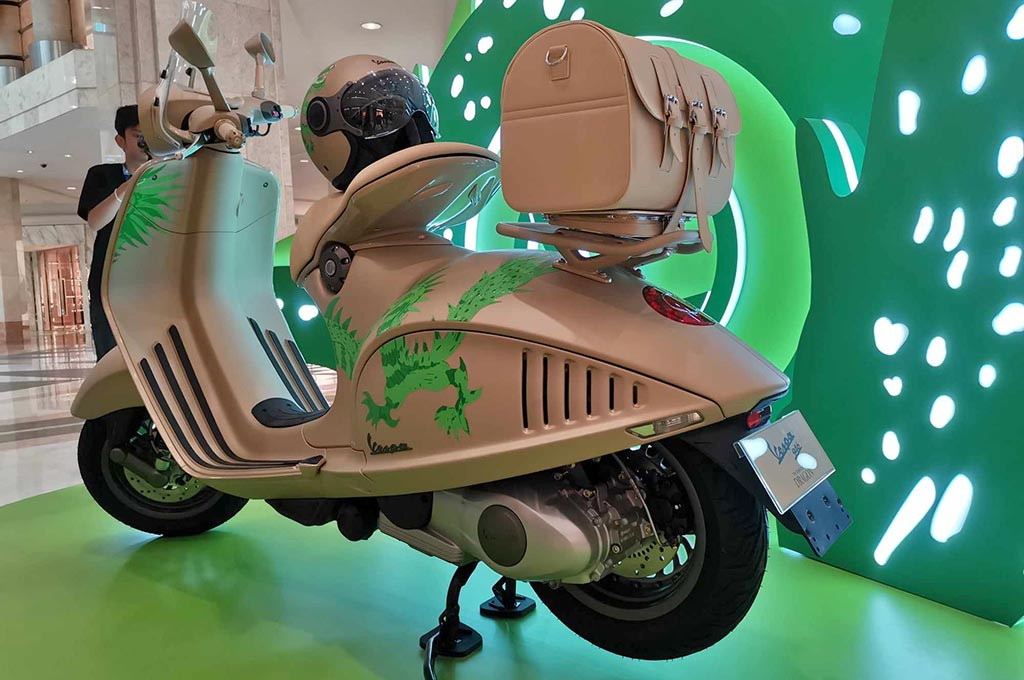 Pihak pabrikan memproduksi 946 di jalur produksi khusus demi body monocoque dengan jok tunggal tersebut. Body dilengkapi dengan setang aluminium, penyangga sadel, panel samping, spakbor depan, dan kaca spion.