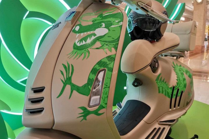 Dari segi tampilannya, anak usaha dari Piaggio Group ini menggunakan basis model 946 layaknya edisi khusus lainnya. Cuma untuk seri ini terdapat grafis naga berwarna hijau emerald dari belakang hingga area shield depan.