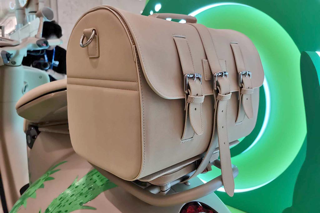 Tersedia sejumlah aksesoris Vespa 946 Dragon, seperti jaketnya yang dihargai Rp21,450 juta, rear bag & support senilai Rp20,137 juta, flyscreen dihargai Rp8,498 juta, dan helmnya setara Rp2,575 juta. 