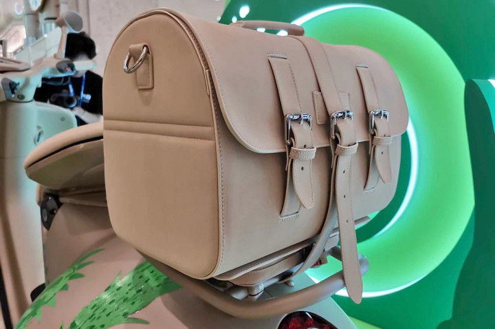 Tersedia sejumlah aksesoris Vespa 946 Dragon, seperti jaketnya yang dihargai Rp21,450 juta, rear bag & support senilai Rp20,137 juta, flyscreen dihargai Rp8,498 juta, dan helmnya setara Rp2,575 juta. 