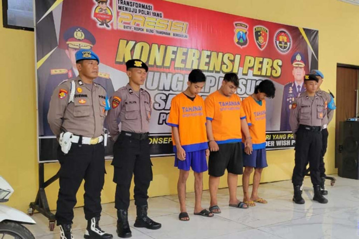 Sekelompok oknum perguruan silat di Kabupaten Sidoarjo melakukan pengeroyokan terhadap warga di depan sebuah minimarket. Aksi tersebut terekam CCTV, dan polisi berhasil menangkap lima pelaku, dua di antaranya masih di bawah umur.