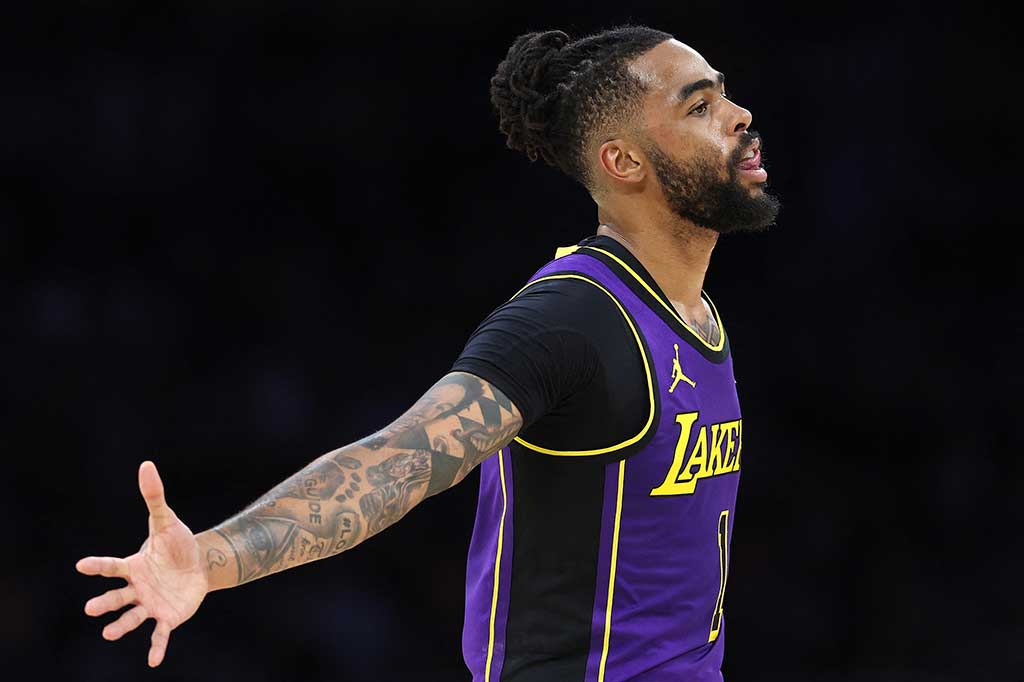 Los Angeles Lakers mengalahkan Milwaukee Bucks dengan skor tipis 123-122 tanpa kehadiran mega bintangnya LeBron James yang harus istirahat karena cedera, dalam laga di Crypto.com Arena Los Angeles California, Sabtu, 9 Maret 2024.