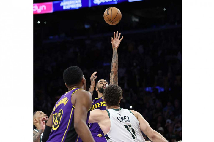 D'Angelo Russell dengan sukses menggantikan posisi James sebagai starter dan mencetak 44 poin serta sembilan assist. Sebanyak 21 poin di antaranya dicetak pada kuarter empat, bahkan di saat-saat genting di mana Bucks berbalik mengungguli Lakers enam poin setelah hampir sepanjang laga tertinggal oleh tuan rumah.
