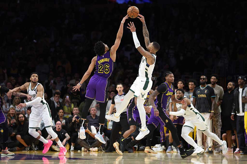 Spencer Dinwiddie memblokir tembakan Damian Lillard tepat sebelum buzzer berbunyi untuk mempertahankan skor 123-122.