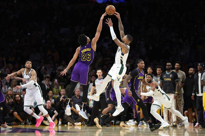 Spencer Dinwiddie memblokir tembakan Damian Lillard tepat sebelum buzzer berbunyi untuk mempertahankan skor 123-122.