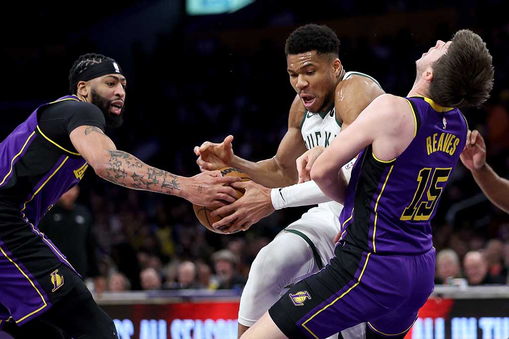 Giannis Antetokounmpo mencetak triple-double dengan 34 poin, 14 rebound, dan 12 assist untuk Bucks. Ini adalah triple-double ke-43 sepanjang kariernya, yang kedelapan dalam musim 2023-2024, dan yang pertama sejak 24 Januari lalu.