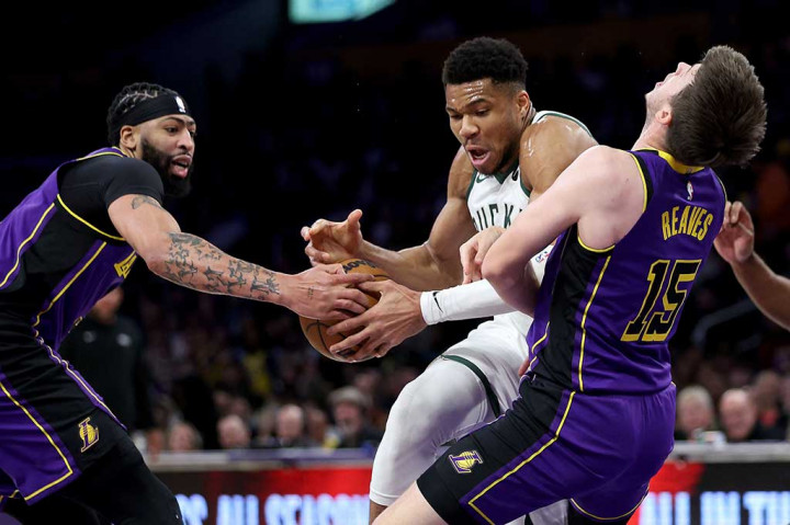 Giannis Antetokounmpo mencetak triple-double dengan 34 poin, 14 rebound, dan 12 assist untuk Bucks. Ini adalah triple-double ke-43 sepanjang kariernya, yang kedelapan dalam musim 2023-2024, dan yang pertama sejak 24 Januari lalu.