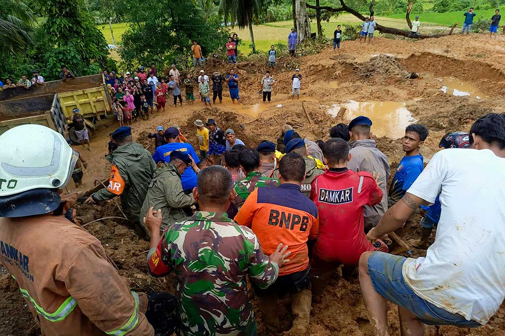 Petugas penyelamat berusaha mencari korban di lokasi tanah longsor di Padang Pariaman, Sumatera Barat, setelah hujan lebat berhari-hari melanda wilayah tersebut, Sabtu, 9 Maret 2024,. Setidaknya 10 orang tewas setelah banjir bandang dan tanah longsor di Kabupaten Pesisir Barat, Sumatera Barat (Sumbar).