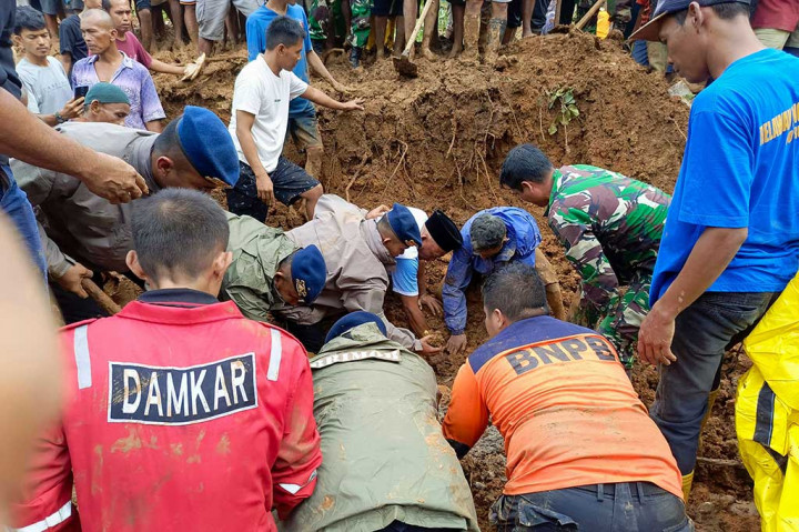 Kepala Pusat Data, Informasi dan Komunikasi Kebencanaan BNPB Abdul Muhari dalam keterangannya di Jakarta Sabtu, 9 Maret 2024, mengatakan bahwa pagi tadi 10 korban tersebut ditemukan di bawah material longsor di tiga titik lokasi yang berbeda.