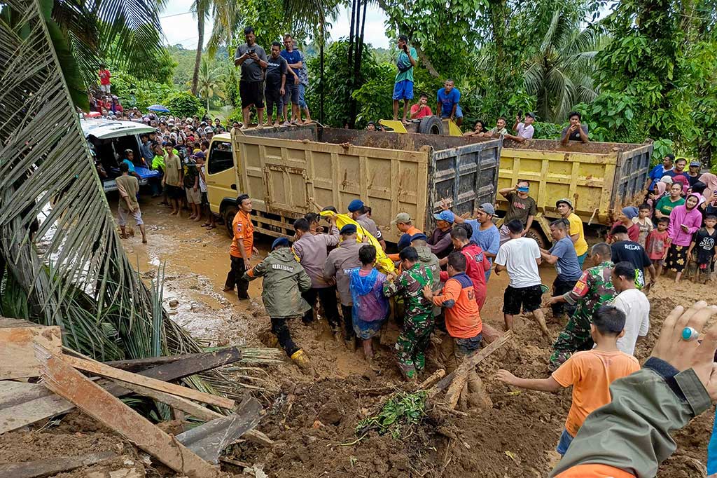 Melihat proses evakuasi yang masih berlanjut, tidak menutup kemungkinan jumlah korban tewas dapat bertambah. Karena itu, BNPB mengimbau bagi warga yang merasa ada kerabat dan anggota keluarga yang hilang untuk segera melapor kepada petugas gabungan yang telah disiagakan di lokasi demi kelancaran proses pencarian.