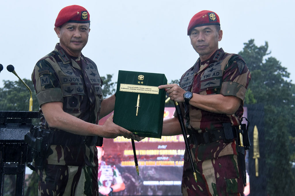 Tampuk pimpinan Kopassus resmi beralih dari Mayjen Deddy Suryadi kepada Brigjen Djon Afriandi, usai serah terima jabatan di Markas Besar Angkatan Darat, Jumat, 8 Maret 2024.