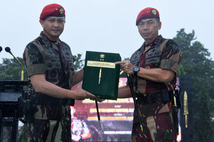 Tampuk pimpinan Kopassus resmi beralih dari Mayjen Deddy Suryadi kepada Brigjen Djon Afriandi, usai serah terima jabatan di Markas Besar Angkatan Darat, Jumat, 8 Maret 2024.