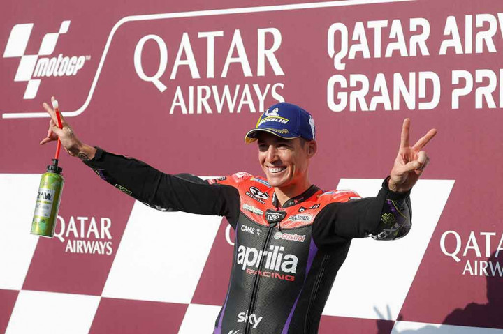 Berada di posisi kedua, adalah Aleix Espargaro (Aprilia Racing) yang stabil mengimbangi Martin di sepanjang rangkaian balapan MotoGP Qatar kali ini, eengan selisih waktu 0,083 detik saja dari sang pemimpin balapan.