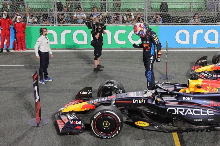 Verstappen, yang memulai balapan dengan status polesitter, menjadi yang tercepat pada balapan utama di ronde kedua Formula 1 musim 2024, di depan rekan satu timnya, Sergio Perez, dan pembalap Ferrari Charles Leclerc.