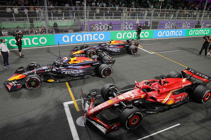 Pembalap Red Bull Max Verstappen mampu mempertahankan dominasinya di Sirkuit Jeddah Corniche musim ini, menyempurnakan performanya sebagai yang tercepat di sesi latihan bebas, kualifikasi, dan balapan utama Grand Prix Arab Saudi, Minggu, 10 Maret 2024 WIB.