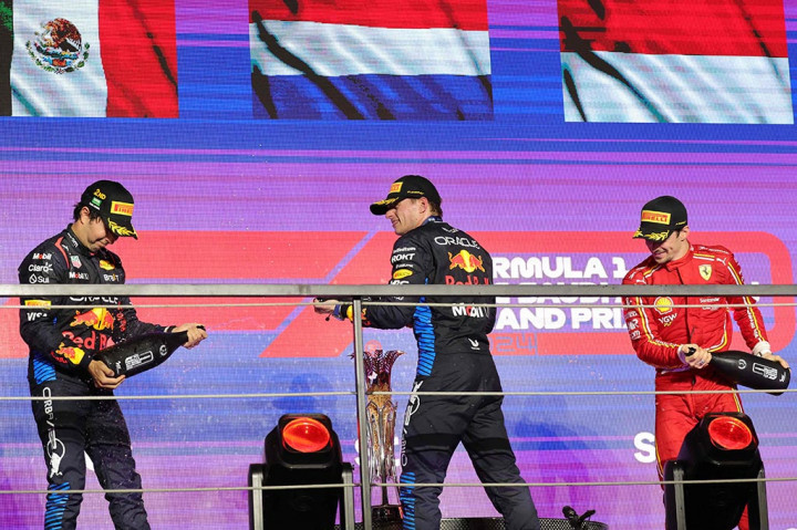 Verstappen langsung tampil kuat pada balapan dengan total 50 lap tersebut dan tidak membiarkan posisi terdepan direbut oleh Perez dan Leclerc, yang merupakan pesaing terberatnya di dua ronde pertama Formula 1 2024 ini.