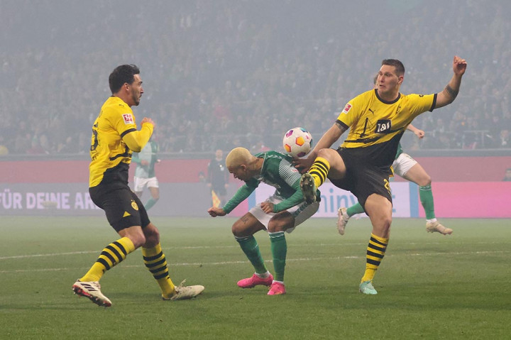 Meski harus bekerja keras untuk bertahan sekuat tenaga pada fase akhir laga, Dortmund mampu membawa pulang kemenangan, serta menjaga keunggulan satu poin atas Leipzig dalam kompetisi perebutan tiket Liga Champions musim. 