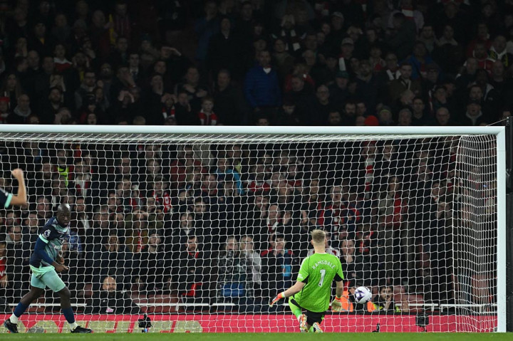 Terlalu fokus menyerang, Arsenal justru kemasukan gol jelang akhir babak pertama. Kiper Arsenal, Aaron Ramsdale melakukan kesalahan fatal ketika mencoba mengirim umpan yang bisa diblok oleh Yoane Wissa. Bola kemudian memantul masuk ke gawang Arsenal pada menit ke-45+4. Babak pertama berakhir dengan skor 1-1. Skor imbang 1-1 menutup babak pertama.