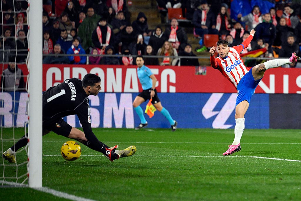 Girona mendominasi pada fase awal saat menghadapi lawannya yang menghuni posisi kesepuluh, dan membuka keunggulan pada menit ke-13. Operan cerdik dari Viktor Tsygankov membuat Portugues berada dalam posisi bebas di kotak penalti, dan penyelesaian pemain Spanyol itu membuka keunggulan tuan rumah.