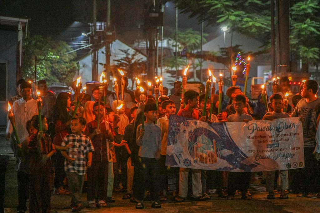 Dalam rangka menyambut bulan suci Ramadan, ratusan anak-anak di Bekasi, Jawa Barat, mengikuti pawai obor berkeliling komplek pada Sabtu, 9 Maret 2024 malam.