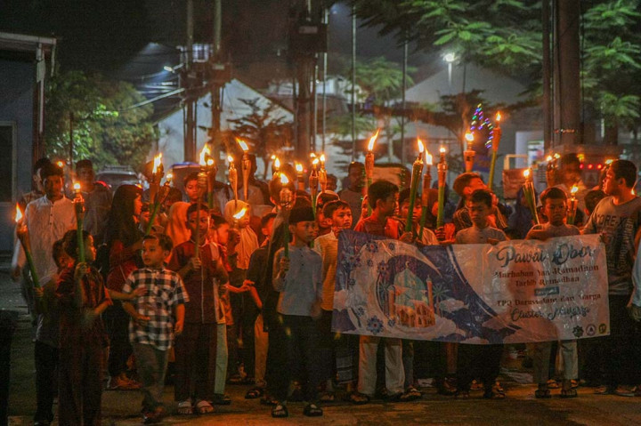 Dalam rangka menyambut bulan suci Ramadan, ratusan anak-anak di Bekasi, Jawa Barat, mengikuti pawai obor berkeliling komplek pada Sabtu, 9 Maret 2024 malam.