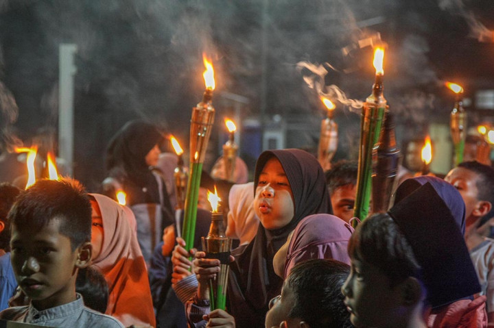 Pawai diikuti oleh ratusan anak-anak dengan membawa obor dan juga sejumlah poster unik yang berisi ucapan dalam rangka menyambut bulan suci Ramadan.