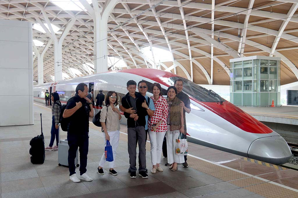 KCIC melaporkan lonjakan penumpang tersebut sudah terlihat sejak Kamis, 7 Maret 2024.