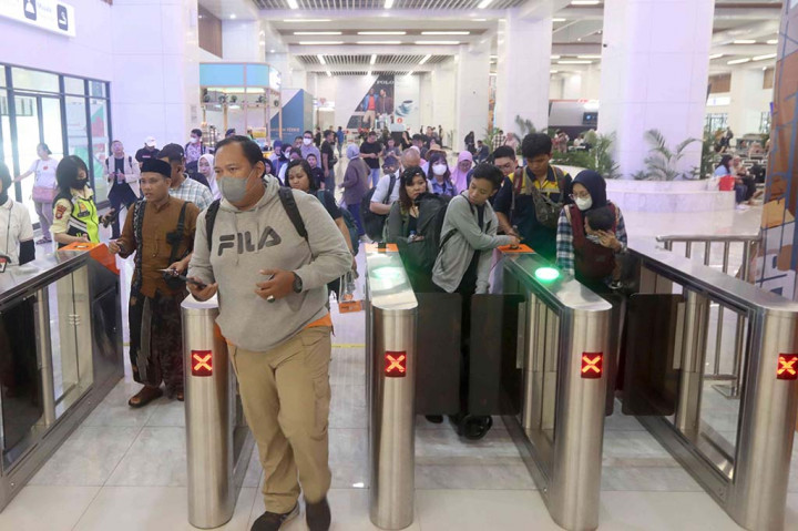 Manager Corporate Communication KCIC Emir Monti dalam keterangannya di Jakarta, Sabtu, 9 Maret 2024 menyebutkan pada Kamis, 7 Maret 2024, Whoosh memberangkatkan sebanyak 18,5 ribu penumpang. Sedangkan, pada Jumat, 8 Maret 2024 mencapai 20 ribu penumpang.