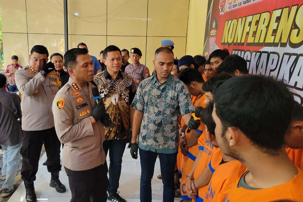 Khusus kejahatan begal, pelaku memepet korban saat berkendara roda dua. Pelaku mengancam dengan senjata tajam jenis clurit, dan kemudian merampas motor korban.