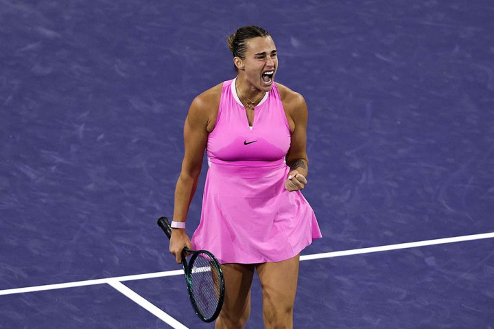 Sabalenka menyelamatkan satu match point dengan pukulan backhand yang tajam dan Stearns mulai memperketat, Sabalenka melakukan break untuk kedudukan 5-5.