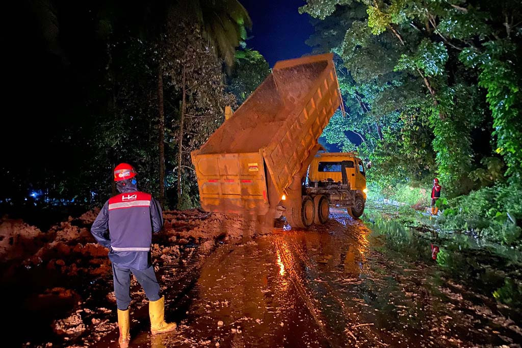 PT Hutama Karya (Persero) bersama anak perusahaannya Hutama Karya Infrastruktur (HKI) yang merupakan operator Tol Pekanbaru-Padang bergerak cepat dalam memberikan bantuan berupa alat berat atas musibah bencana banjir dan tanah longsor yang terjadi di Kabupaten Padang Pariaman, Sumatra Barat pada Jumat, 8 Maret 2024.