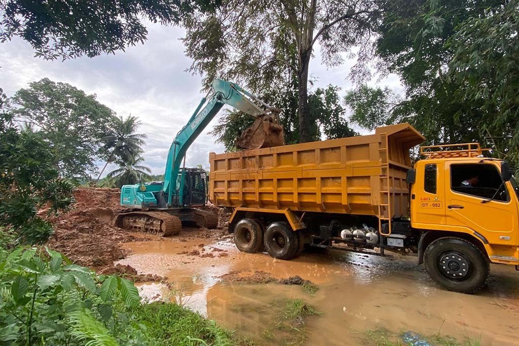 Tjahjo menjelaskan selain alat berat, pihaknya juga mengirimkan relawan untuk membantu proses evakuasi korban serta menormalisasi jalan yang tertutup puing-puing longsor.