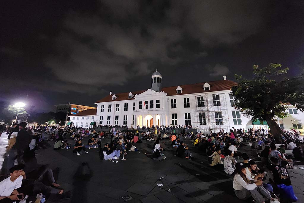 Daya tarik kota tua bukan hanya bagi pengunjung dalam negeri, terlihat beberapa turis asing juga berkunjung menikmati suasana Kota Tua dari sore hingga malam hari.