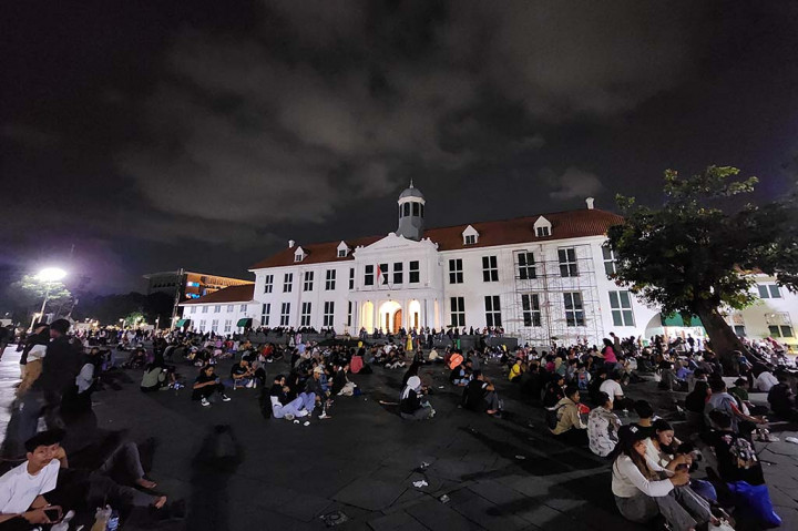 Daya tarik kota tua bukan hanya bagi pengunjung dalam negeri, terlihat beberapa turis asing juga berkunjung menikmati suasana Kota Tua dari sore hingga malam hari.