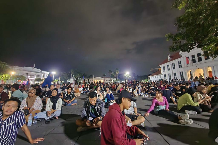Berbagai jajanan, oleh-oleh khas Jakarta, suasana bangunan tua, serta penampilan live musik pada sore hingga malam hari menjadi daya tarik tempat ini.