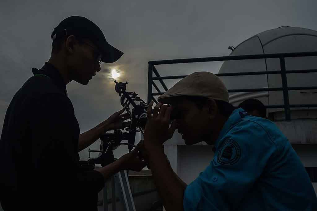 Pengamat mengamati hilal di Observatorium Albiruni Universitas Islam Bandung (UNISBA), Bandung Jawa Barat, Minggu, 10 Maret 2024. Pemerintah menetapkan 1 Ramadan 1445 Hijriah jatuh pada Selasa, 12 Maret 2024.