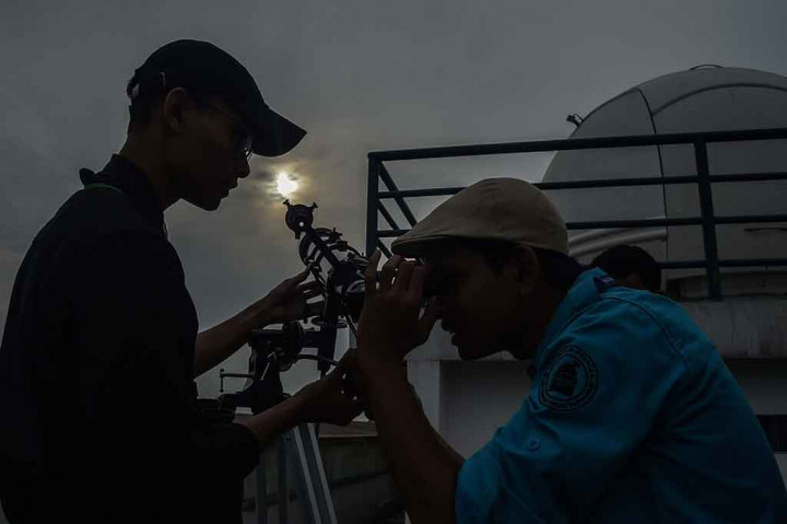 Pengamat mengamati hilal di Observatorium Albiruni Universitas Islam Bandung (UNISBA), Bandung Jawa Barat, Minggu, 10 Maret 2024. Pemerintah menetapkan 1 Ramadan 1445 Hijriah jatuh pada Selasa, 12 Maret 2024.